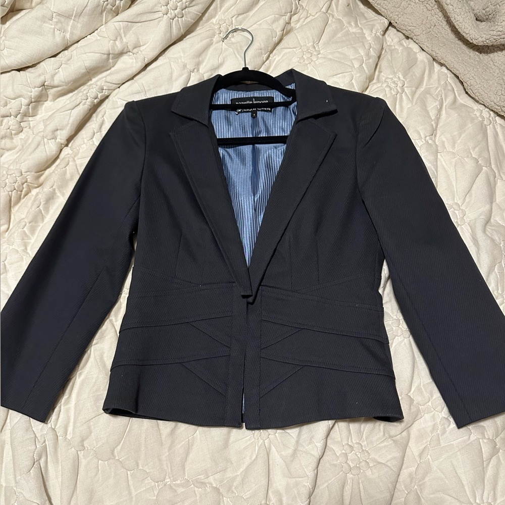 Black shirt 3/4 sleeve blazer